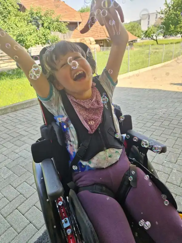 Alinas Kinderaugen strahlen. ❤️❤️❤️