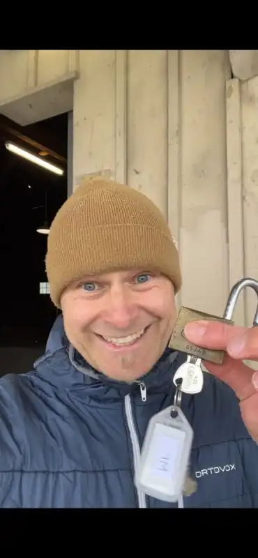 Schlüsselübergabe für den Güterschuppen!