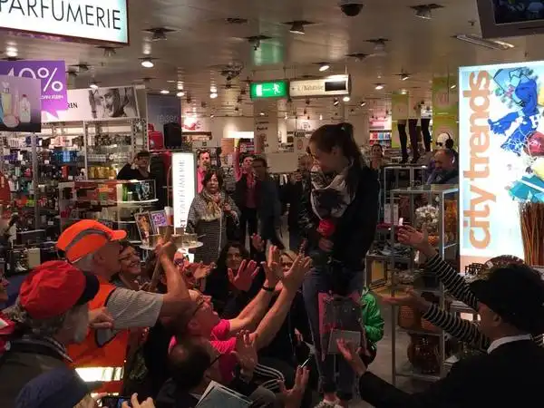 Flashmob mit "What makes you beautiful"