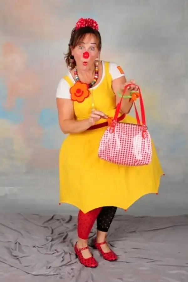 Sissi singt und lacht mit ...