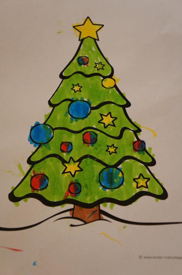 Mael zeichnet seinen ersten Weihnachtsbaum
