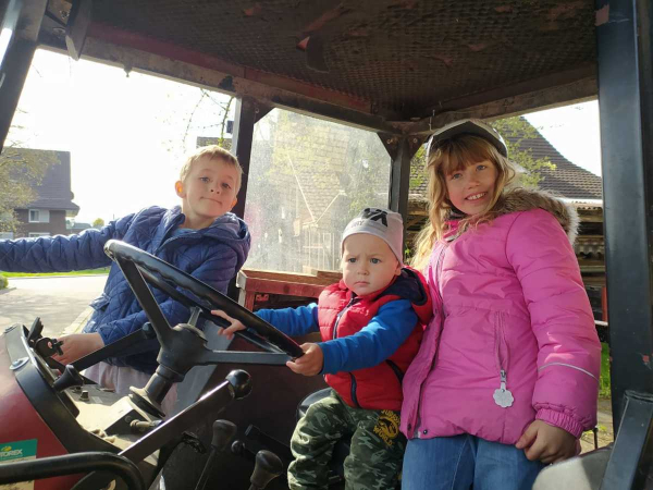 Kinder auf dem Traktor